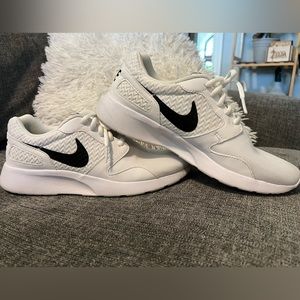White Nike Tanjun Women’s Size 8.5